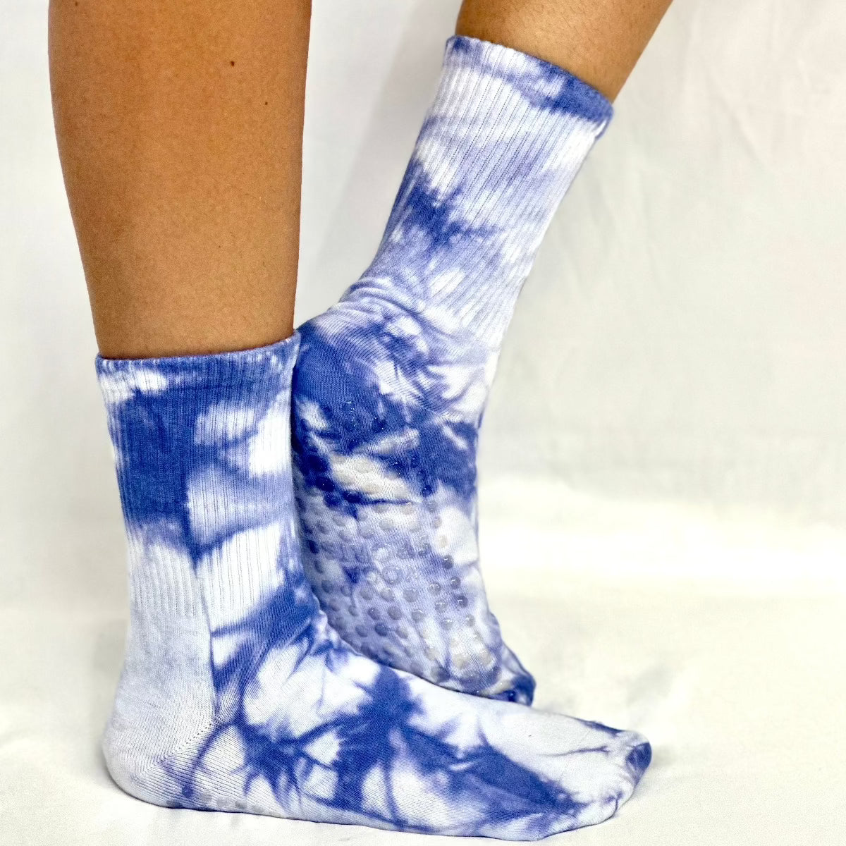 Tie dyed yoga grip socks lilac | sports sticky bottom socks women